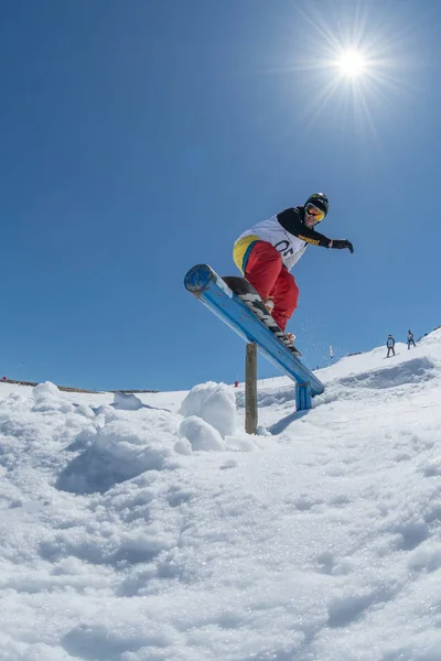 Michael Cruz lors des championnats nationaux de snowboard — Photo