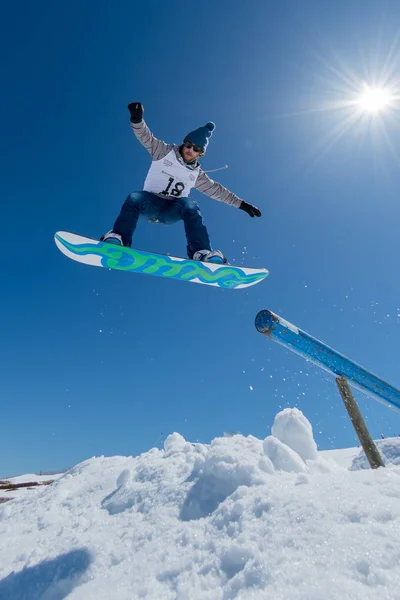 Diogo Pombeiro tijdens de nationale kampioenschappen Snowboard — Stockfoto