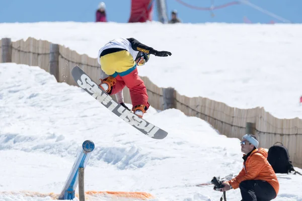 Michael Cruz lors des championnats nationaux de snowboard — Photo