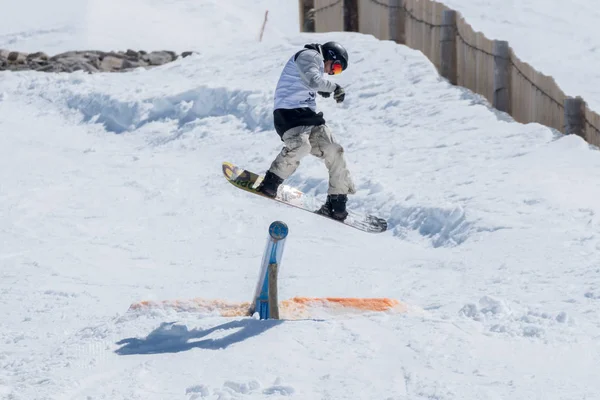 Athlète lors des championnats nationaux de snowboard — Photo