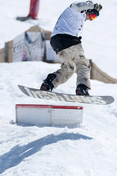 Athlète lors des championnats nationaux de snowboard — Photo