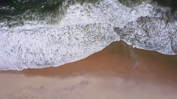 Meereswellen krachen auf Strand — Stockvideo