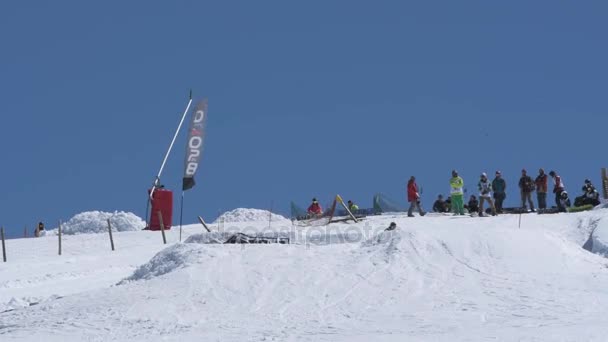 Michael Cruz tijdens het nationale kampioenschap van Snowboard — Stockvideo