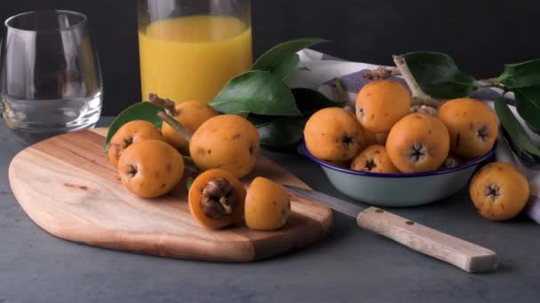 Loquats na kuchyňské lince — Stock video