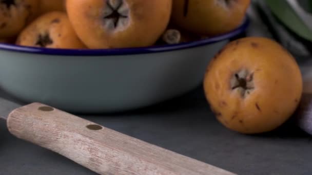 Loquats op aanrecht — Stockvideo