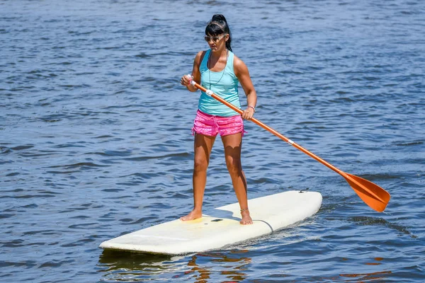 Femme debout paddleboard — Photo