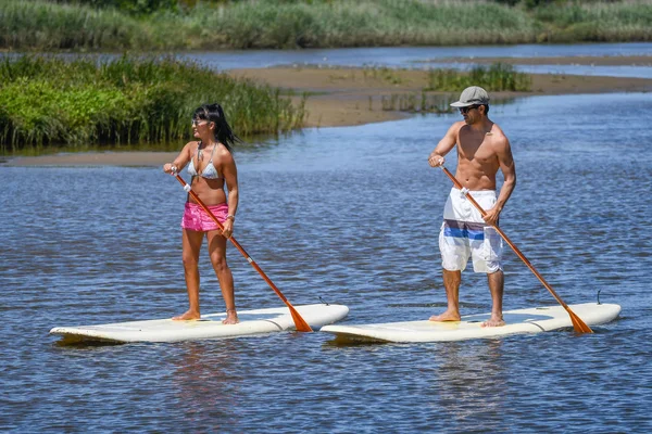 男と女の paddleboarding を立ち上がる — ストック写真