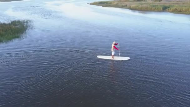 男 paddleboarding 立ち上がる — ストック動画