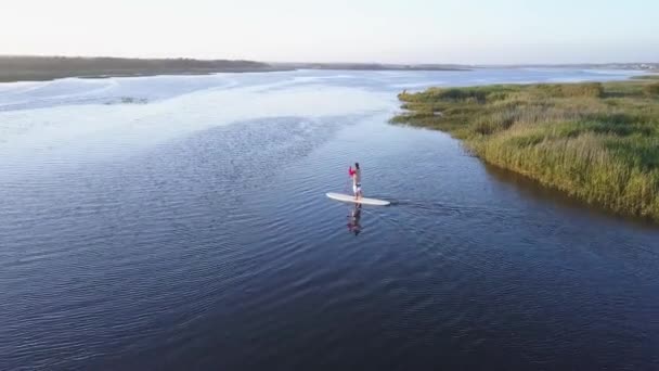 Člověk vstát paddleboarding — Stock video