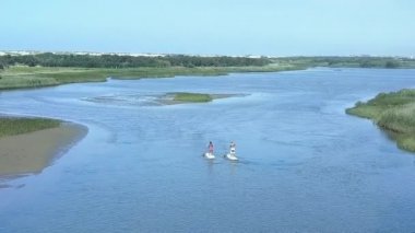 Erkek ve kadın paddleboarding kadar stand