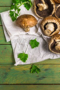 Taze pişmemiş kahverengi mantar