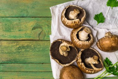 Taze pişmemiş kahverengi mantar