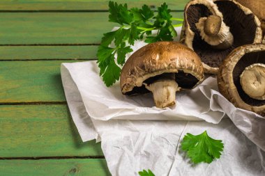 Taze pişmemiş kahverengi mantar