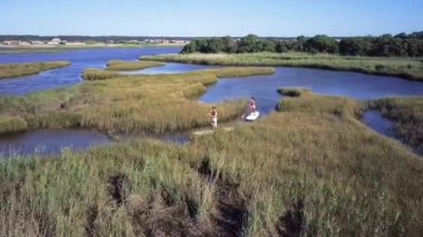 Erkek ve kadın paddleboarding kadar stand