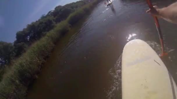 Peito POV do homem levantar-se paddleboarding — Vídeo de Stock