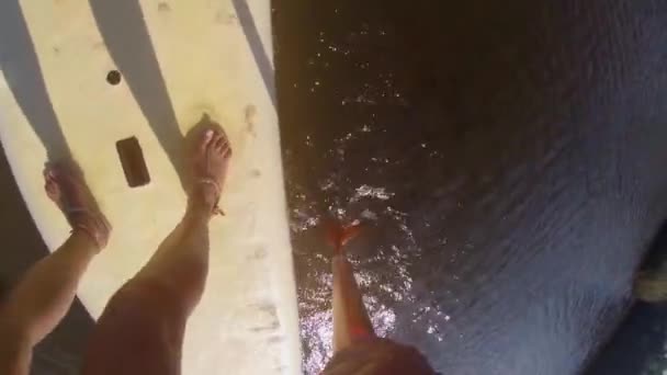Paddla Pov av kvinna stand up paddleboarding — Stockvideo