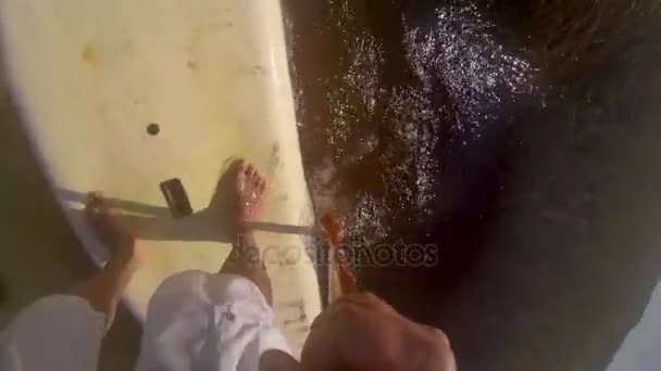 パドル paddleboarding 立ち上がる男のハメ撮り — ストック動画