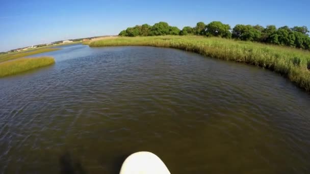 POV de mulher levanta-se paddleboarding — Vídeo de Stock