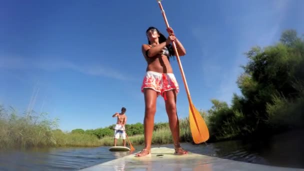 Donna alzarsi paddleboarding — Video Stock