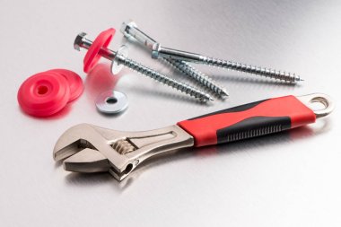 Spanner aracı ve vidalar