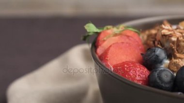 Yoğurt pişmiş granola ve çilek ile