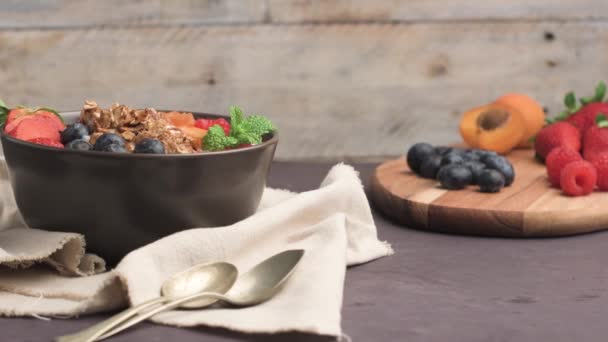 Joghurt mit gebackenem Müsli und Beeren — Stockvideo