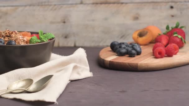 Joghurt mit gebackenem Müsli und Beeren — Stockvideo