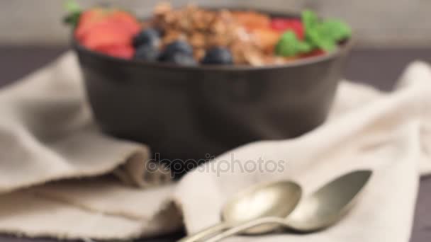 Joghurt mit gebackenem Müsli und Beeren — Stockvideo