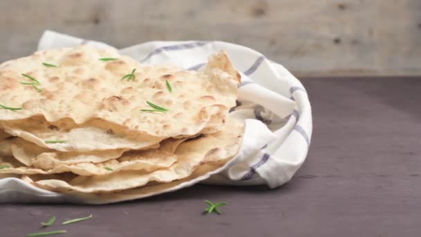 Hemlagad varm chapati — Stockvideo