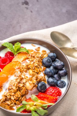 Yoğurt pişmiş granola ve çilek ile