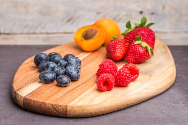 Taze organik sebze ve meyveler ile ahşap tahta