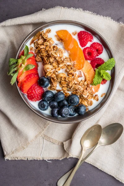 Yogurt with baked granola and berries — Stock Photo, Image