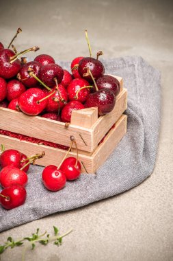 Küçük ahşap kutusunda kırmızı Olgun Kiraz