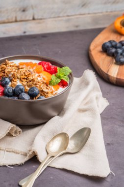 Yoğurt pişmiş granola ve çilek ile