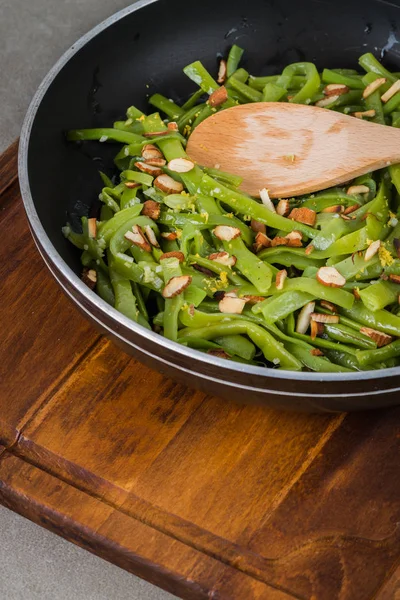 Zelené fazolky s praženými mandlemi — Stock fotografie