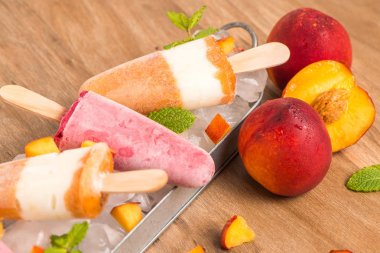 Ev yapımı Ahududu ve şeftali popsicles