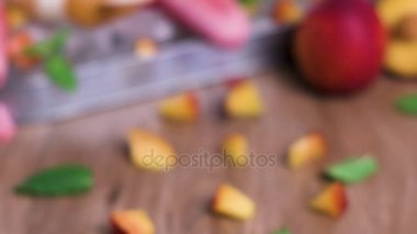 Ev yapımı Ahududu ve şeftali popsicles