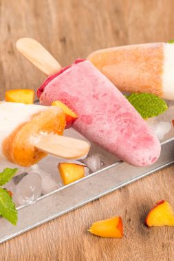 Ev yapımı Ahududu ve şeftali popsicles