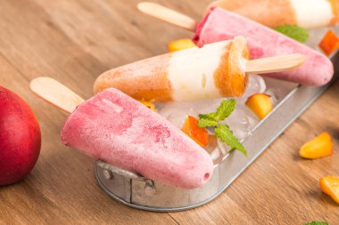 Ev yapımı Ahududu ve şeftali popsicles