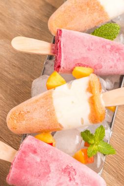 Ev yapımı Ahududu ve şeftali popsicles
