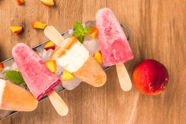 Ev yapımı Ahududu ve şeftali popsicles