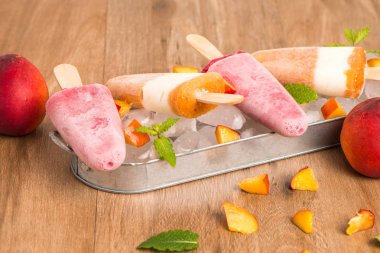 Ev yapımı Ahududu ve şeftali popsicles