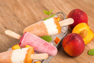 Ev yapımı Ahududu ve şeftali popsicles