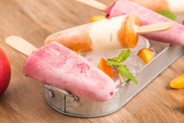 Ev yapımı Ahududu ve şeftali popsicles