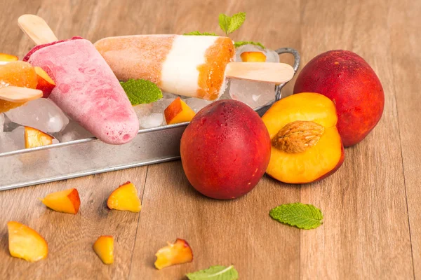 Hemmagjord hallon och persika popsicles — Stockfoto