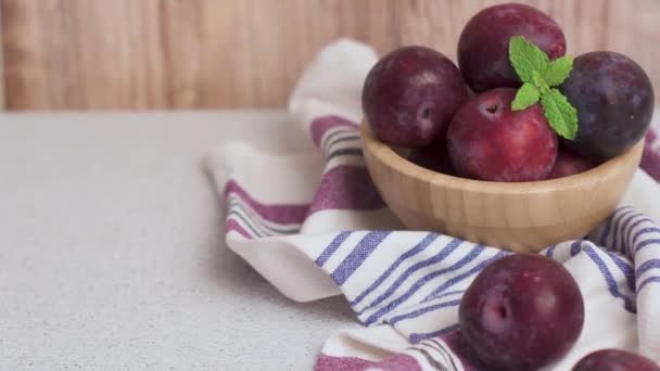 Delicious red plums — Stock Video