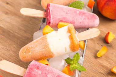 Ev yapımı Ahududu ve şeftali popsicles