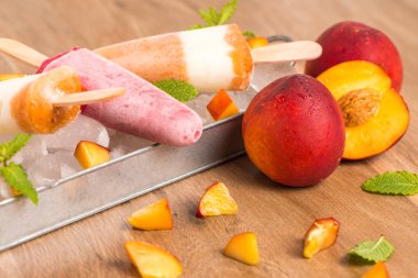 Ev yapımı Ahududu ve şeftali popsicles
