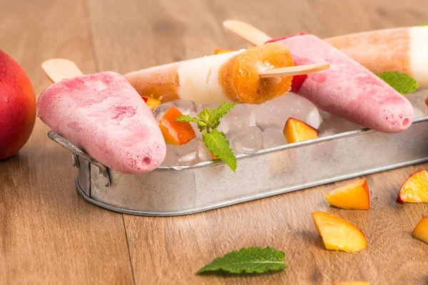 Домашнее малиновое и персиковое мороженое — стоковое фото