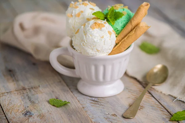 Csésze menta és a vanília fagylalt — Stock Fotó